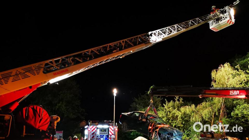Ein Abschleppfahrzeug mit Kran war nötig, um den Audi aus einer Baumgruppe an der Hammergrabenstraße zu ziehen. Beim Unfall zog sich der 19-jährige Fahrer zum Glück nur leichte Verletzungen zu. Die Feuerwehr Kemnath unterstützte die Bergung mit technischem Equipment und Personal. Bild: mde