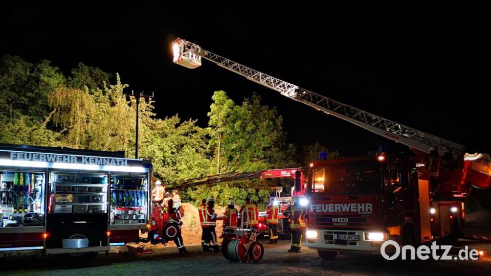 Zur Ausleuchtung der Einsatzstelle kamen neben Lichtmasten der Einsatzfahrzeuge auch die Drehleiter zum Einsatz. Bild: mde