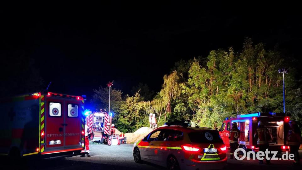 Der 19-jährige Fahrer kam mit dem Rettungswagen in ein Krankenhaus. Bild: mde