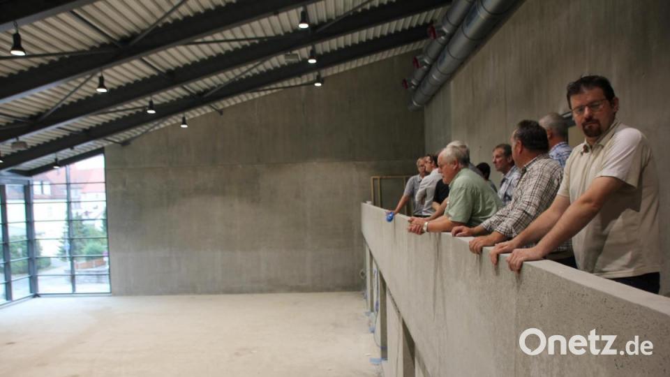 Nach Fertigstellung wird hier Schulsport in ganz neuer Dimension möglich sein. Von der neuen Galerie blickten die Bauausschussmitglieder beim Ortstermin in die neue Einfachturnhalle Bild: mp