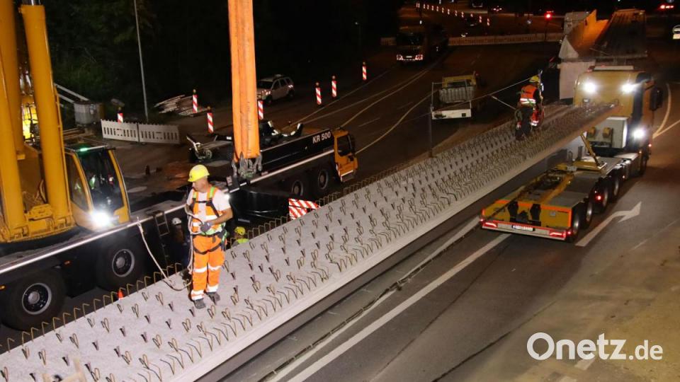 Ein weiterer wichtiger Schritt beim Ausbau der A3 bei Regensburg: Die Träger für eine neue Autobahnbrücke wurden eingehoben. Bild: Alexander Auer