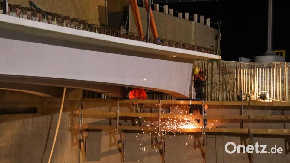Ein weiterer wichtiger Schritt beim Ausbau der A3 bei Regensburg: Die Träger für eine neue Autobahnbrücke wurden eingehoben. Bild: Alexander Auer