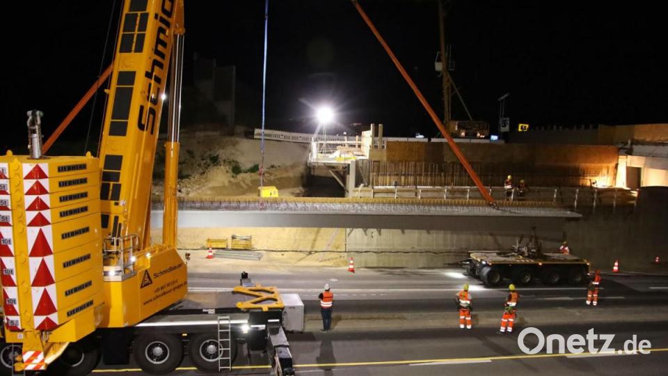 Ein weiterer wichtiger Schritt beim Ausbau der A3 bei Regensburg: Die Träger für eine neue Autobahnbrücke wurden eingehoben. Bild: Alexander Auer
