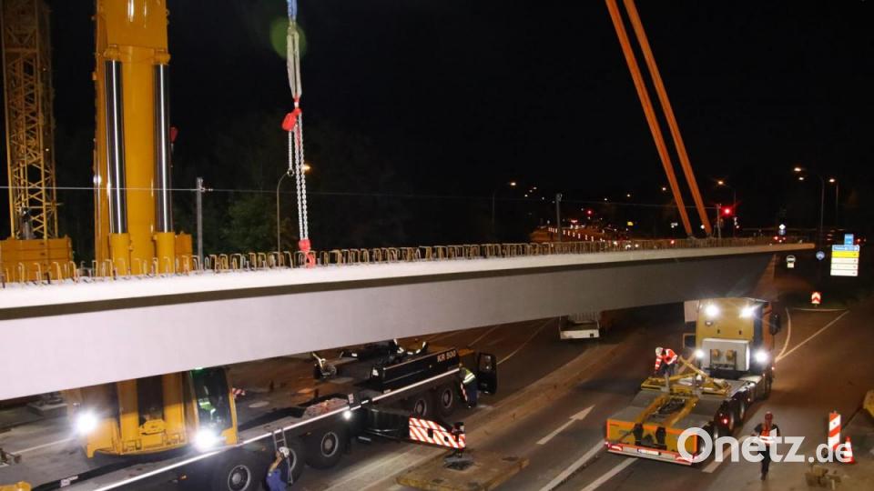 Ein weiterer wichtiger Schritt beim Ausbau der A3 bei Regensburg: Die Träger für eine neue Autobahnbrücke wurden eingehoben. Bild: Alexander Auer