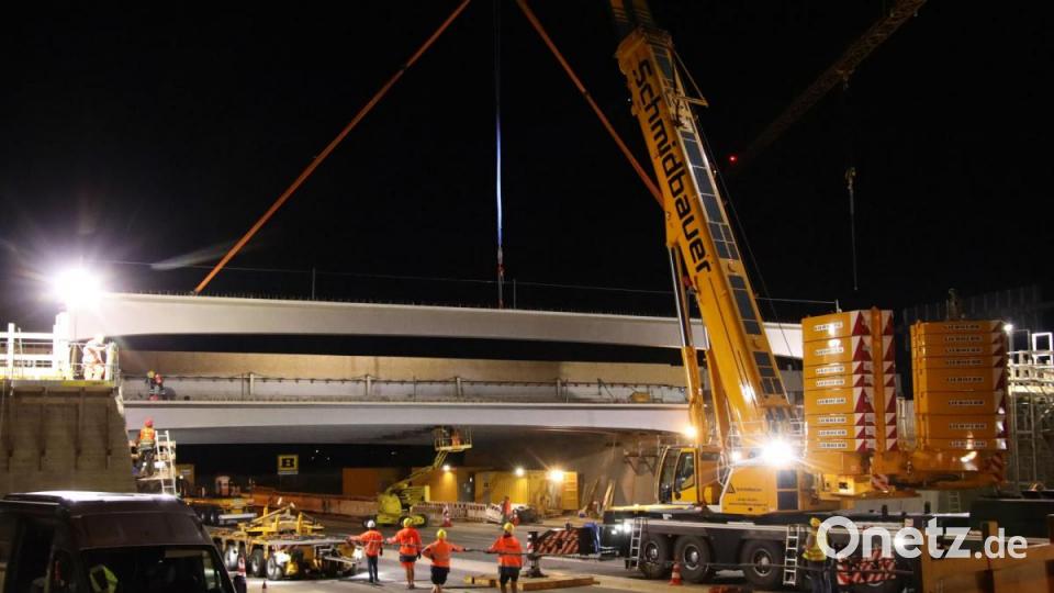 Ein weiterer wichtiger Schritt beim Ausbau der A3 bei Regensburg: Die Träger für eine neue Autobahnbrücke wurden eingehoben. Bild: Alexander Auer