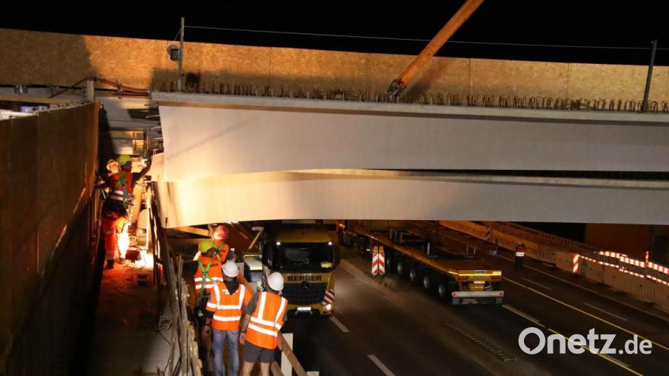 Ein weiterer wichtiger Schritt beim Ausbau der A3 bei Regensburg: Die Träger für eine neue Autobahnbrücke wurden eingehoben. Bild: Alexander Auer