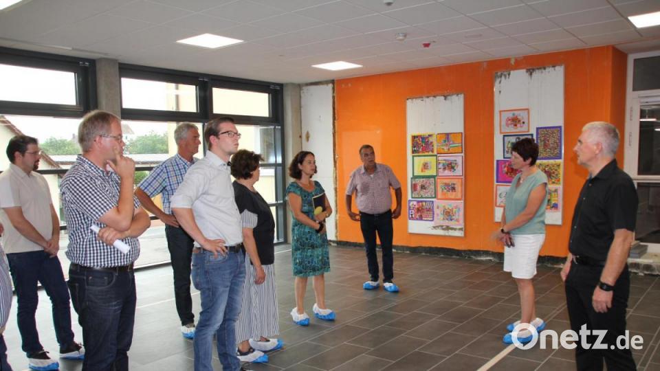 Beim Ortstermin an der Grundschule verschafften sich die Bauausschussmitglieder einen Überblick in den Verlauf der Umbau- und Sanierungsarbeiten. In der nahezu fertigstellten Pausenhalle mit Mensa gaben Architekt Michael Steidl (rechts) und Rektorin Sabine Bauer (Vierter von rechts) Erläuterungen. Bild: mp