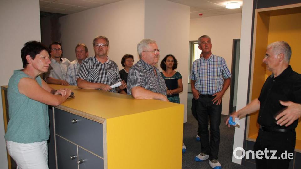 Die Ausschussmitglieder im neuen Sekretariat. Noch in den Sommerferien wird die Schulverwaltung in ihre umgebauten Räumlichkeiten einziehen. Bild: mp