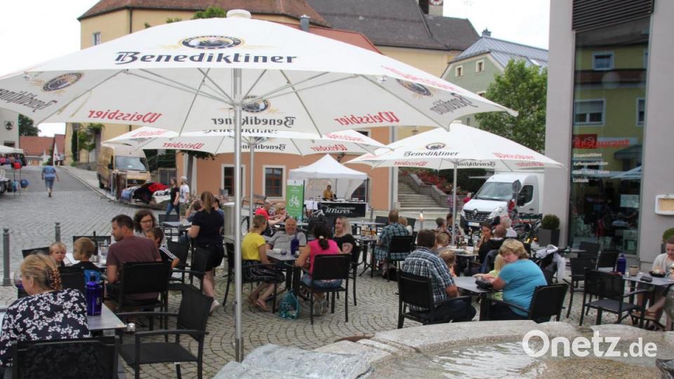 Fast kein Platz mehr frei blieb vor dem Lokal &quot;MP 12&quot;, das direkt am Marktplatz liegt. Bild: frd
