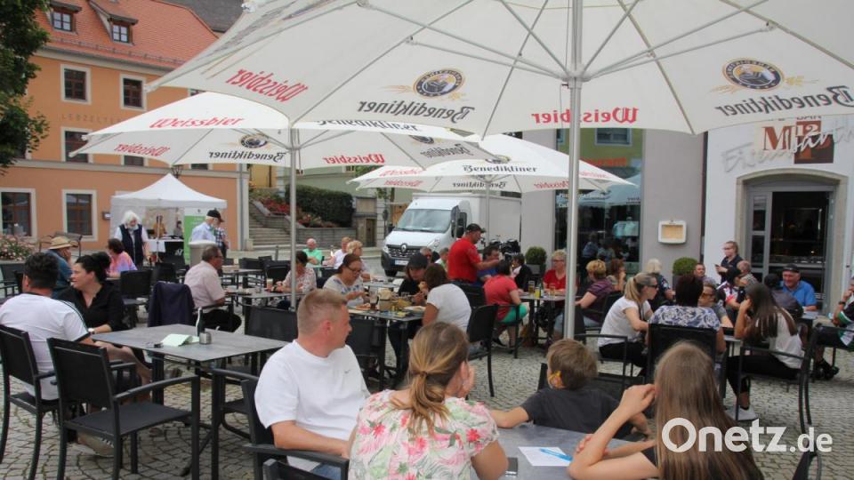 Fast kein Platz mehr frei blieb vor dem Lokal &quot;MP 12&quot;, das direkt am Marktplatz liegt. Bild: frd