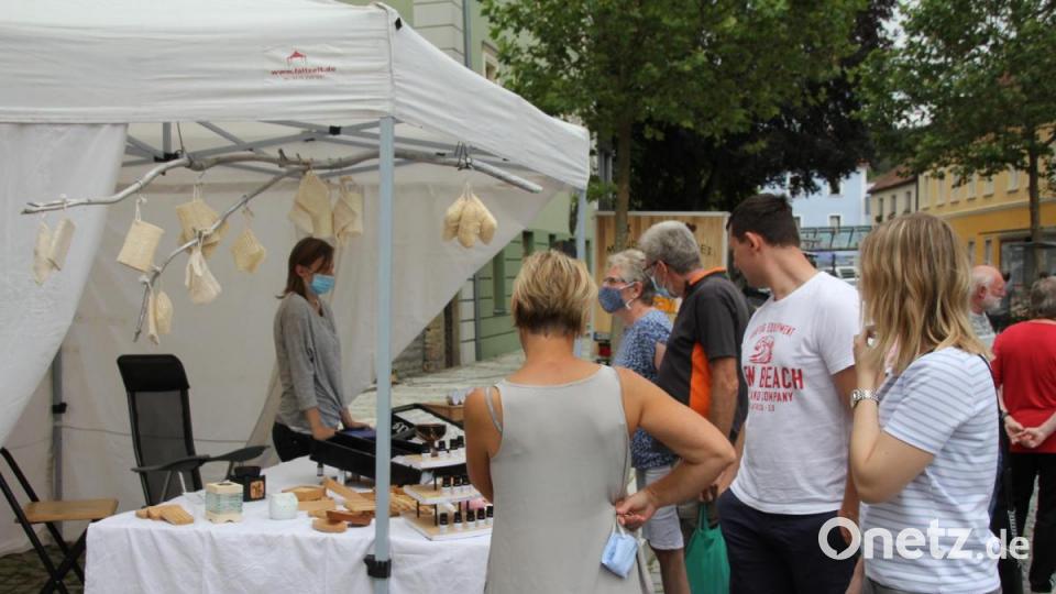 Das Interesse der Marktbesucher konnte sich durchaus sehen lassen. Bild: frd