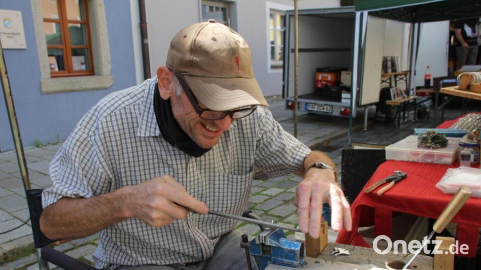 Hier führte einer der Teilnehmer vor, wie er Modeschmuck aus Aluminium selbst fertigt. Bild: frd
