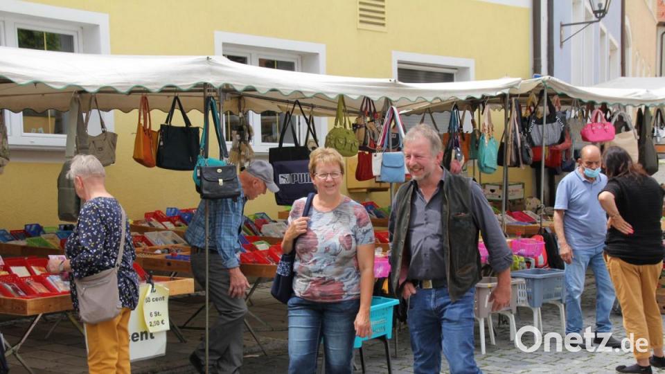 Die Stimmung war gut bei den Besuchern. Nach dem Corona-Lockdown fand endlich wieder ein Markt in Oberviechtach statt. Bild: frd