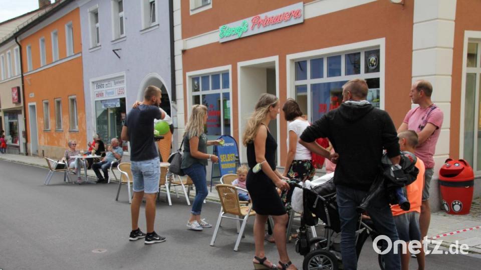 Kundenandrang herrschte beim Eiscafé. Bild: frd