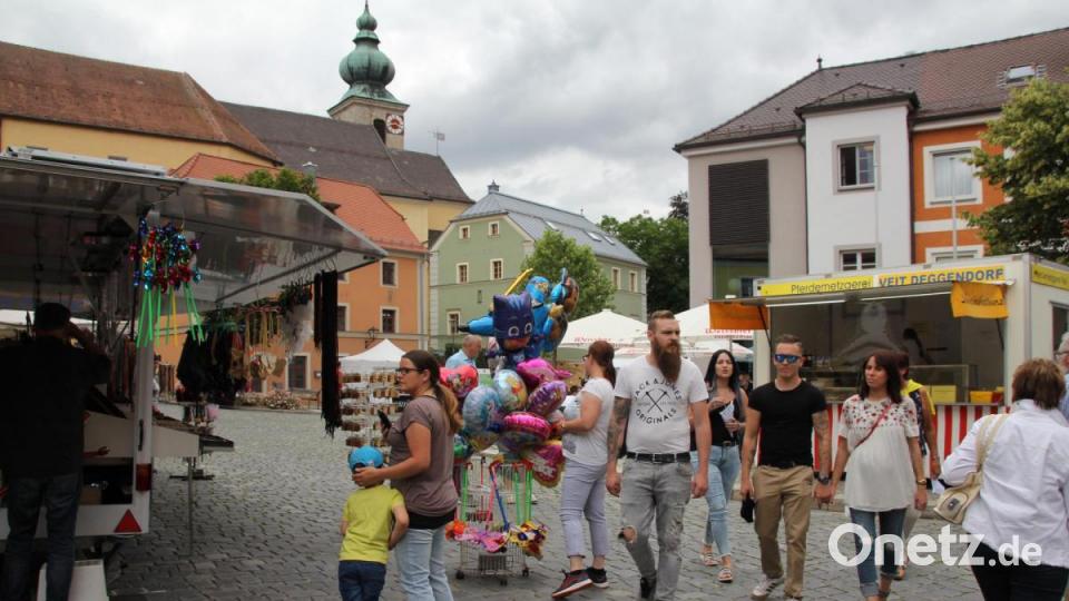 Bummeln und Flanieren vor der Kulisse von Marktplatz und Pfarrkirche. Die Resonanz von Kunden und Fieranten konnte sich bei der Neuauflage des Sommermarktes sehen lassen. Der Marktplatz war am Nachmittag zeitweise ganz gut gefüllt Bild: frd