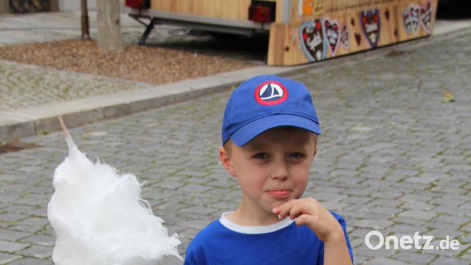 Schon alleine diese leckere Zuckerwatte war für diesen jungen Mann der Besuch des Sommermarktes wert. Bild: frd