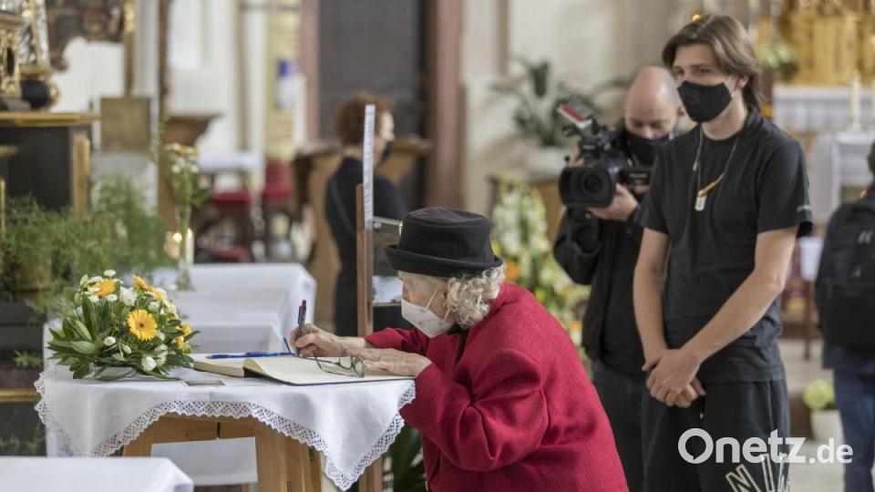 Zahlreiche Menschen gedachten Ratzingers und trugen sich in ein Kondolenzbuch ein. Bild: Uwe Moosburger