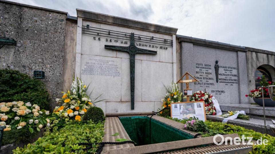 Im Stiftungsgrab der Domspatzen auf dem katholischen Friedhof in Regensburg fand Georg Ratzinger seine letzte Ruhe. Gegen 12.30 Uhr wurde er dort beigesetzt. Bild: Armin Weigel/dpa