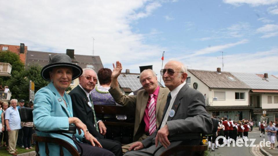Die Ehrenbürger der Stadt Oberviechtach (von links) Erika Odemer, Karl Bodensteiner, Otto Lehner und Fritz Schießl beim Heimatfest 2011. Fritz Schießl ist leider schon verstorben. Archivbild: frd