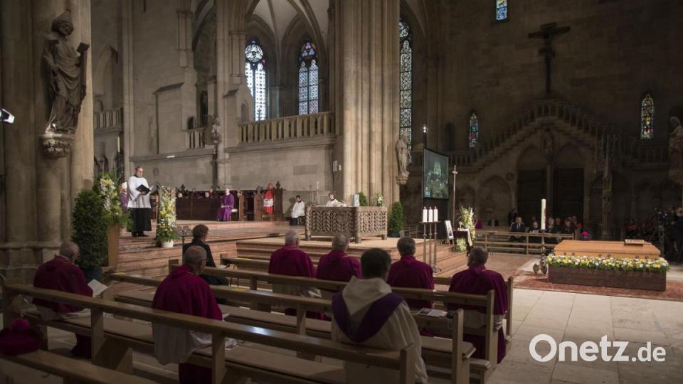 Während des Requiems im Regensburger Dom galt selbstverständlich auch das Abstandsgebot. Bild: Uwe Moosburger/dpa