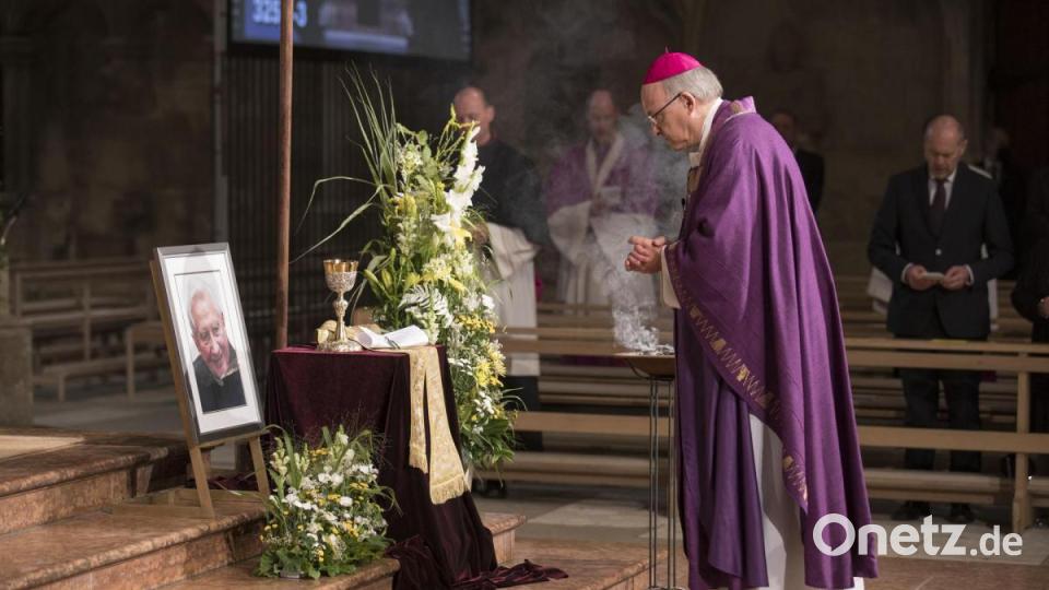 Georg Ratzinger, der am 1. Juli im Alter von 96 Jahren verstorben war, wurde am Mittwoch beigesetzt. Hier steht Bischof Rudolf Voderholzer am Sarg des ehemaligen Domkapellmeisters. Bild: Uwe Moosburger/dpa