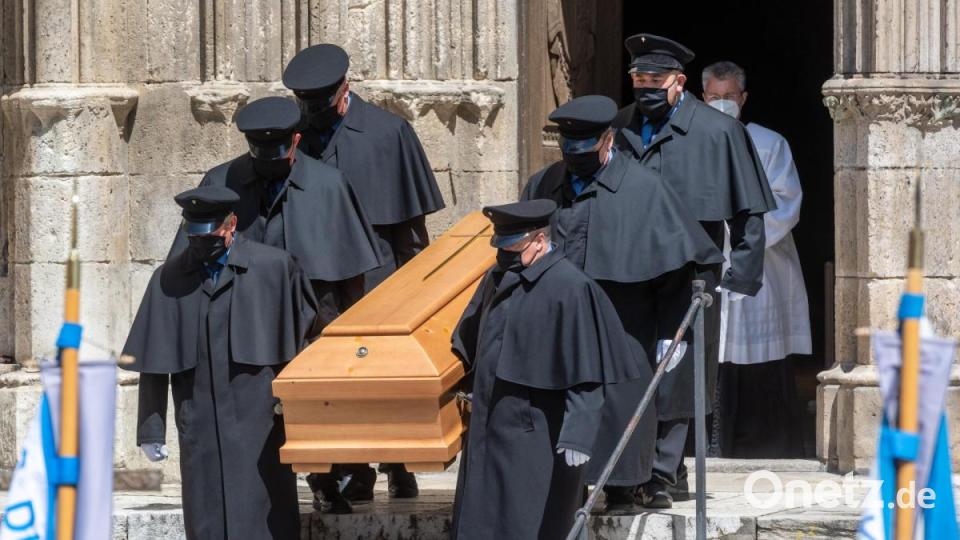 Nach dem Requiem wurde der Sarg des verstorbenen Papst-Bruders aus dem Dom getragen. Bild: Armin Weigel/dpa