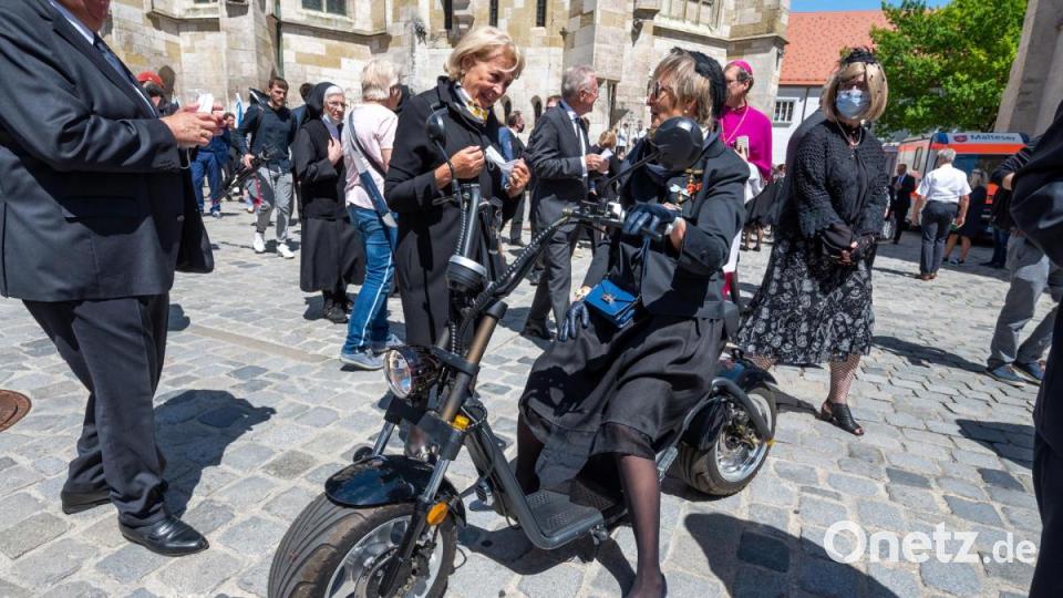 Es war reichlich Prominenz zugegen. Fürstin Gloria von Thurn und Taxis ließ sich einen extravaganten Auftritt nicht entgehen. Bild: Armin Weigel/dpa