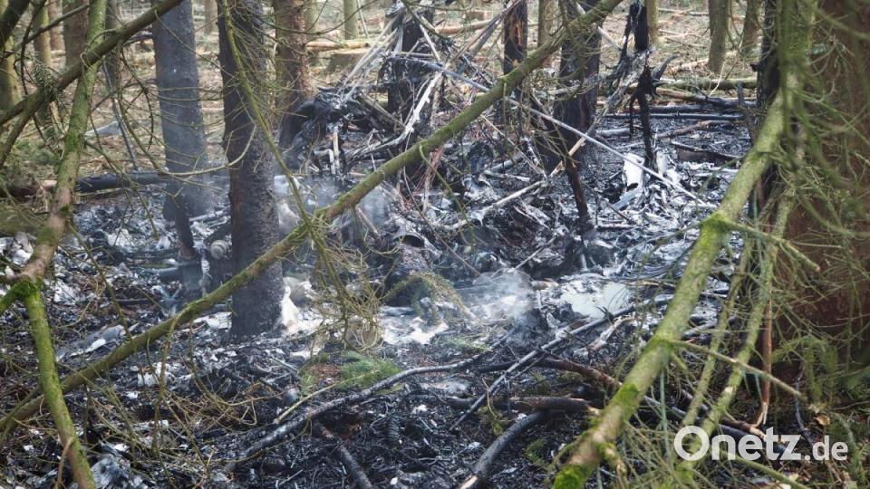 Bei Maxhütte stürzt am Sonntag nachmittag ein Flugzeug ab und brennt total aus. ZWei Menschen werden verletzt. Bild: bl