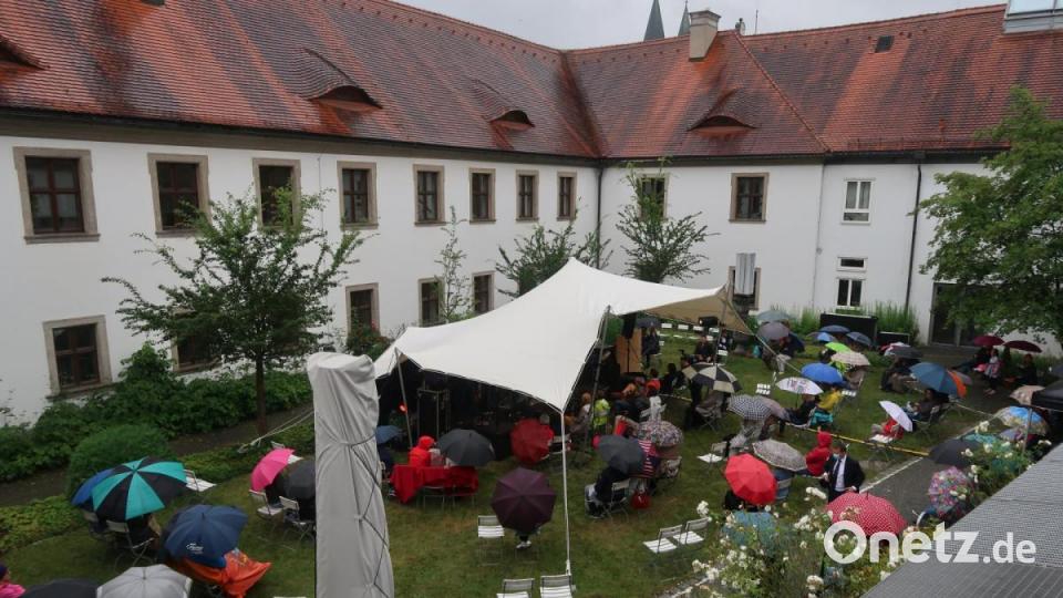 Bei Regen eröffnete die &quot;King Size Combo&quot; am Mittwochabend die Sommer-Serenaden-Saison im Innenhof der Regionalbibliothek. Bild: Kunz