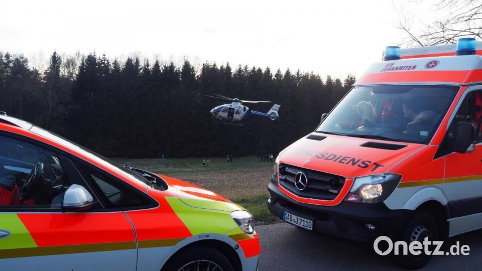Bei Maxhütte stürzt am Sonntag nachmittag ein Flugzeug ab und brennt total aus. ZWei Menschen werden verletzt. Bild: bl