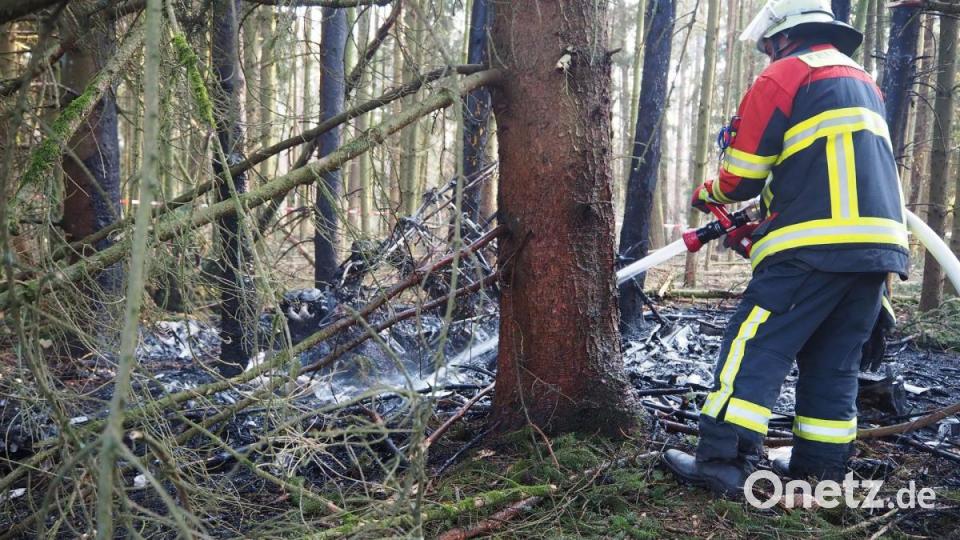 Bei Maxhütte stürzt am Sonntag nachmittag ein Flugzeug ab und brennt total aus. ZWei Menschen werden verletzt. Bild: bl