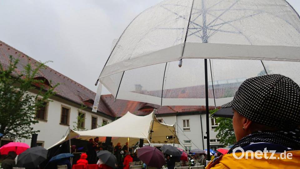 Von wegen &quot;Bacardi Feeling&quot;. Es war ganz schön kühl am Mittwoch im Innenhof der Regionabibliothek. Bild: Kunz