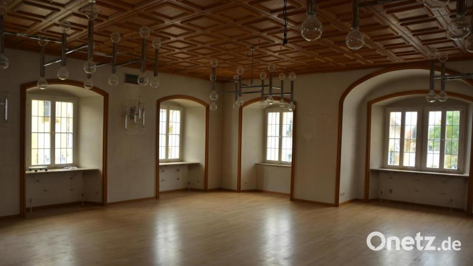 Mit aufwändiger Technik neu ausgestattet wird der repräsentative Sitzungssaal. Eingebaut werden neue Holzfenster mit Lamberts-Glas aus Waldsassen. Bild: jr