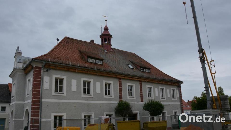 Eine Großbaustelle mitten in der Stadt gibt es derzeit in Mitterteich. Das Historische Rathaus erfährt aktuell eine Generalsanierung, Ein mächtiger Baukran zeugt vom Werken und Schaffen vor Ort. Bild: jr