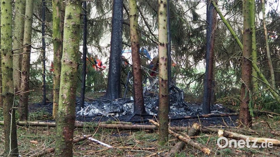 Bei Maxhütte stürzt am Sonntag nachmittag ein Flugzeug ab und brennt total aus. ZWei Menschen werden verletzt. Bild: bl