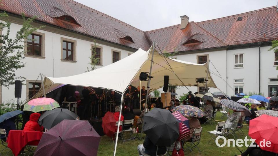 Bei Regen eröffnete die &quot;King Size Combo&quot; am Mittwochabend die Sommer-Serenaden-Saison im Innenhof der Regionalbibliothek. Bild: Kunz