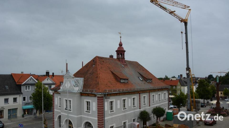 Eine Großbaustelle mitten in der Stadt gibt es derzeit in Mitterteich. Das Historische Rathaus erfährt aktuell eine Generalsanierung. Ein mächtiger Baukran zeugt vom Werken und Schaffen vor Ort. Bild: jr