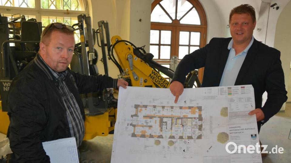 Bürgermeister Stefan Grillmeier (rechts) und Günther Deinzer (Bauamt) führten durch die Baustelle. Bild: jr