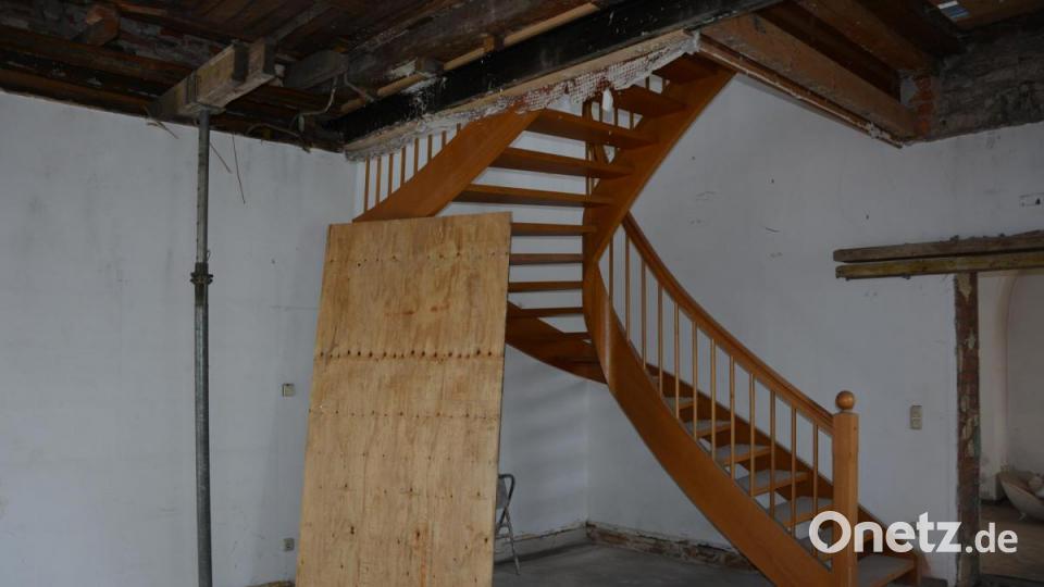 Hier soll ein Treppenaufgang vom Erdgeschoss ins Obergeschoss erfolgen, die bestehende Treppe wird durch eine neue ersetzt. Bild: jr