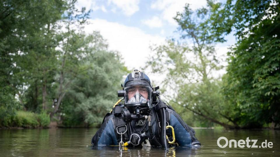 Eineinhalb Meter tief musste er tauchen, um an die Bombe heranzukommen. Bild: Sebastian Gollnow/dpa