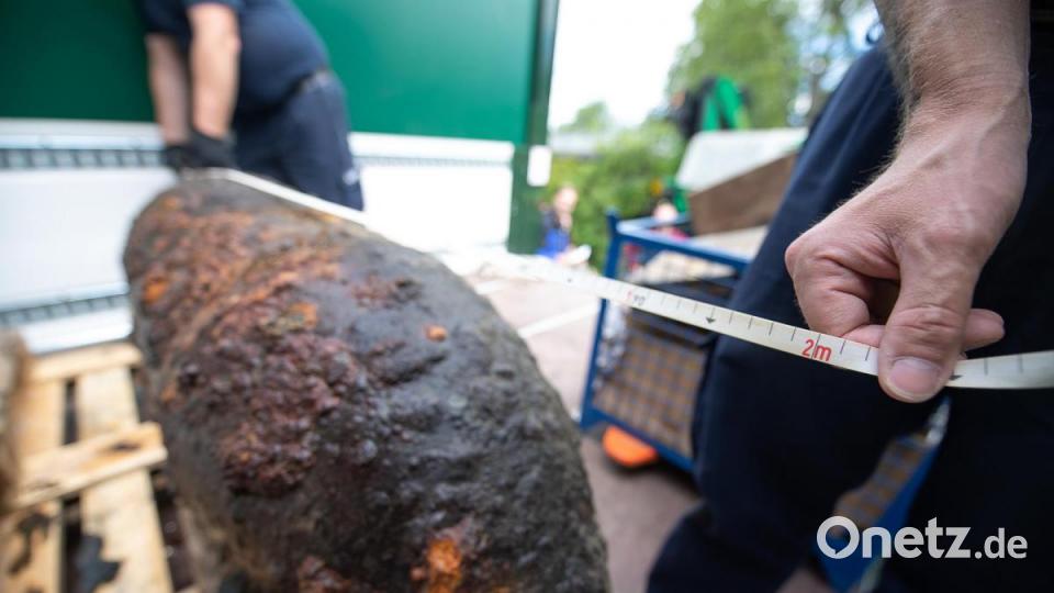 Nach erfolgreicher Bergung vermaßen Mitarbeiter des Kampfmittelbeseitigungsdienstes die Bombe. Länge: zwei Meter Bild: Sebastian Gollnow