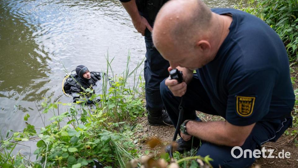 Während der Bergung stand er mit einem Feuerwerker in Kontakt. Bild: Sebastian Gollnow/dpa