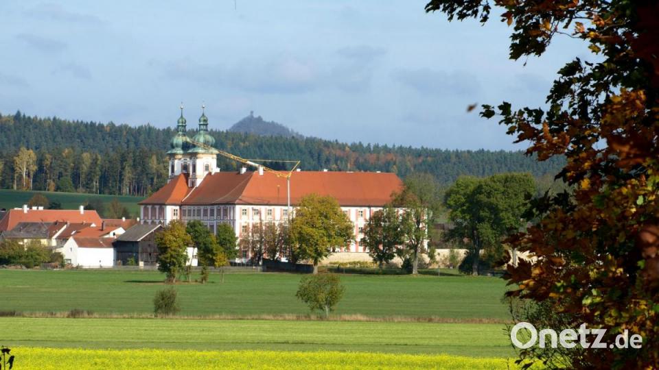 Zu den Höhepunkten der Tour auf dem &quot;Weg des Lebens&quot; gehört ein Besuch in Speinshart. Der Basaltkegel des Rauhen Kulms in Hintergrund ist ständiger Ausflugsbegleiter. Bild: do