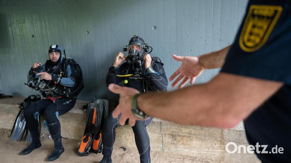 Thomas Weller (links), Dienstgruppenleiter und Lehrtaucher bei der Wasserschutzpolizei, war einer der Taucher. Bild: Sebastian Gollnow/dpa