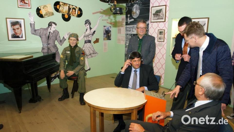 Immer interessant: Ein Besuch im Kultur- und Militärmuseum Grafenwöhr. Auch &quot;Elvis in der Soldatenstadt&quot; ist eine Station gewidmet, auf die auch Bürgermeister Edgar Knobloch und Willi Buchfelder, Vorsitzender des Heimatvereins, stolz sind. Bild: do