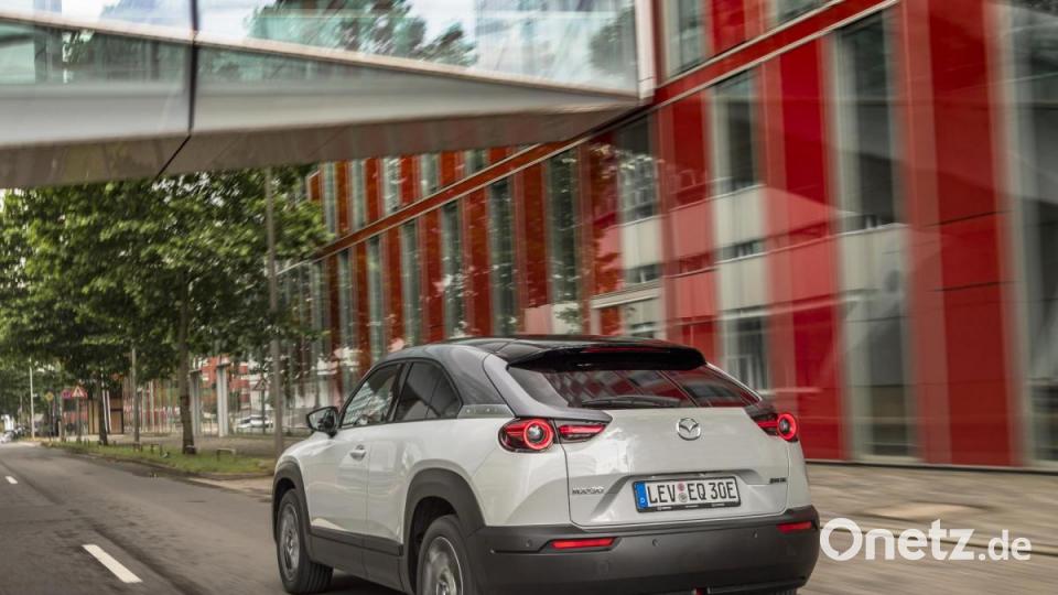 Leute, die mit dem Auto zur Arbeit fahren, Pendler, die nicht weiter als etwa 60 Kilometer vom Arbeitsplatz weg wohnen und Fahrer, die viel in der Stadt unterwegs sind, sind die Zielgruppe für den vollelektrischen MX-30 von Mazda. Die ersten Bilder bei Oberpfalz-Medien. Bild: Mazda