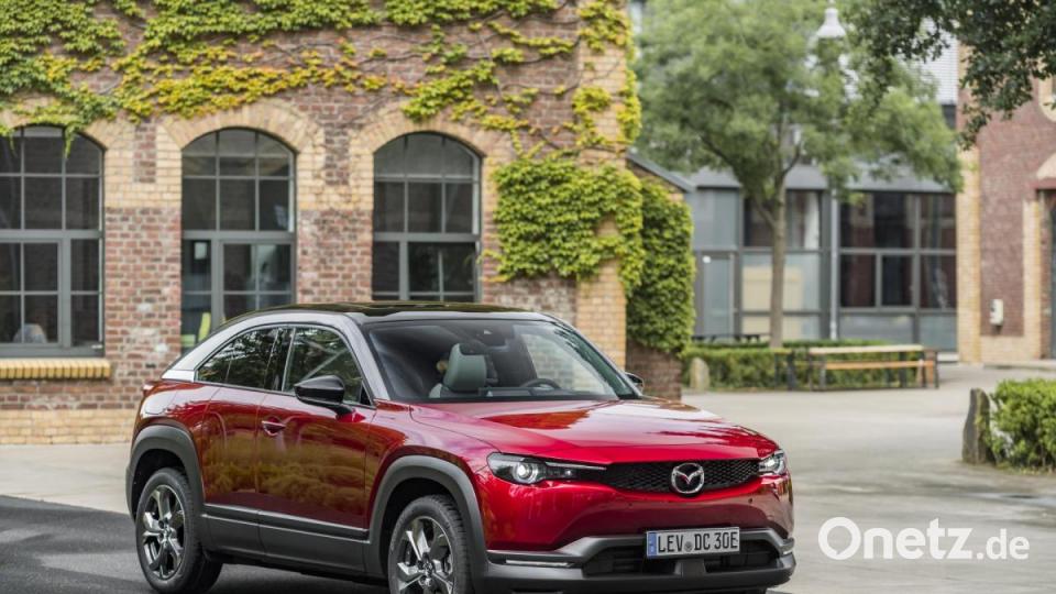Leute, die mit dem Auto zur Arbeit fahren, Pendler, die nicht weiter als etwa 60 Kilometer vom Arbeitsplatz weg wohnen und Fahrer, die viel in der Stadt unterwegs sind, sind die Zielgruppe für den vollelektrischen MX-30 von Mazda. Die ersten Bilder bei Oberpfalz-Medien. Bild: Mazda