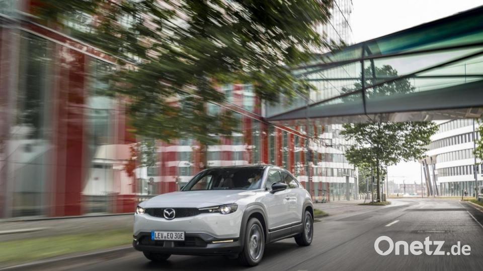 Leute, die mit dem Auto zur Arbeit fahren, Pendler, die nicht weiter als etwa 60 Kilometer vom Arbeitsplatz weg wohnen und Fahrer, die viel in der Stadt unterwegs sind, sind die Zielgruppe für den vollelektrischen MX-30 von Mazda. Die ersten Bilder bei Oberpfalz-Medien. Bild: Mazda