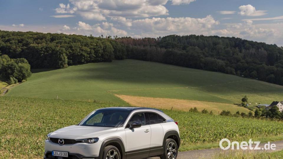 Leute, die mit dem Auto zur Arbeit fahren, Pendler, die nicht weiter als etwa 60 Kilometer vom Arbeitsplatz weg wohnen und Fahrer, die viel in der Stadt unterwegs sind, sind die Zielgruppe für den vollelektrischen MX-30 von Mazda. Die ersten Bilder bei Oberpfalz-Medien. Bild: Mazda