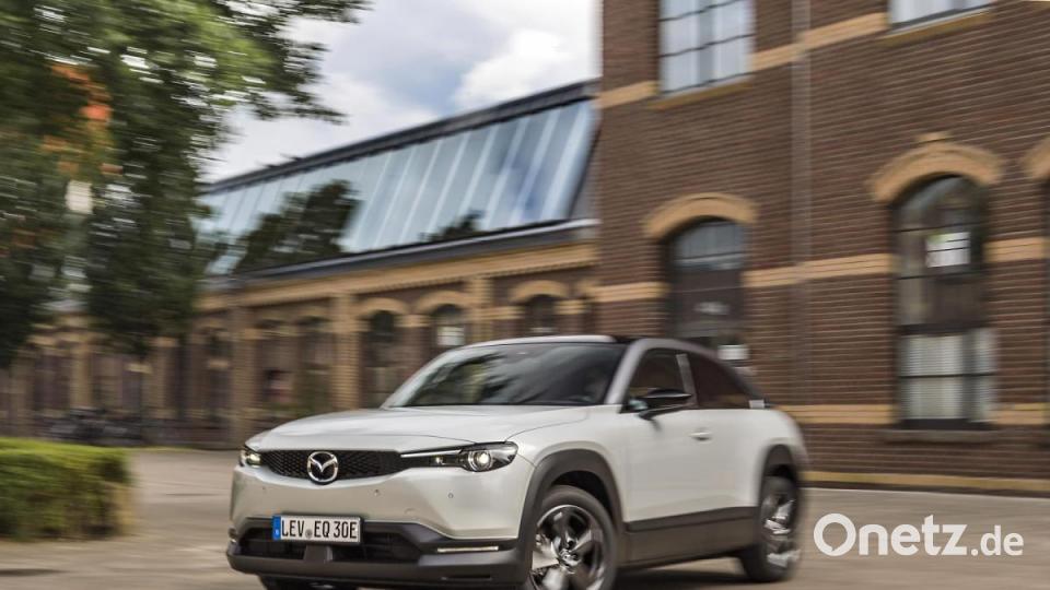 Leute, die mit dem Auto zur Arbeit fahren, Pendler, die nicht weiter als etwa 60 Kilometer vom Arbeitsplatz weg wohnen und Fahrer, die viel in der Stadt unterwegs sind, sind die Zielgruppe für den vollelektrischen MX-30 von Mazda. Die ersten Bilder bei Oberpfalz-Medien. Bild: Mazda